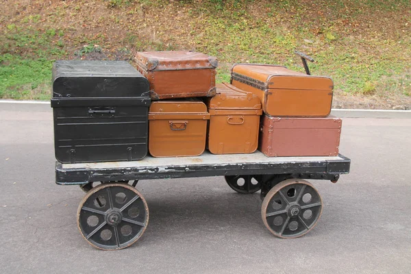 Eine Sammlung Von Koffern Und Koffern Auf Einem Plattformwagen — Stockfoto
