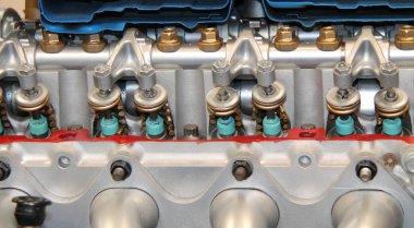 Vana ve güçlü bir motor silindir bloğu.