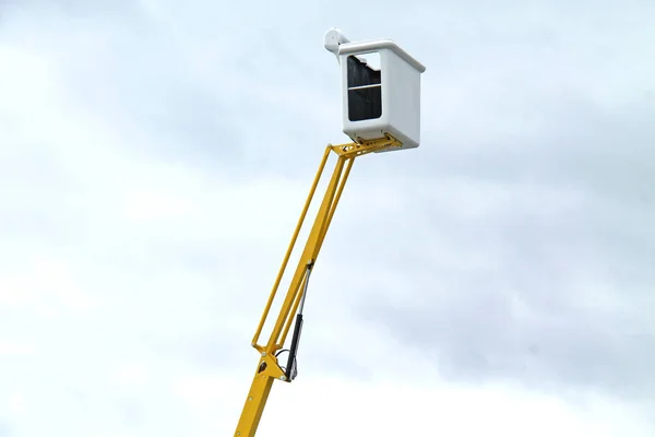 Working Platform Top Hydraulic Cherry Picker — Stock Photo, Image