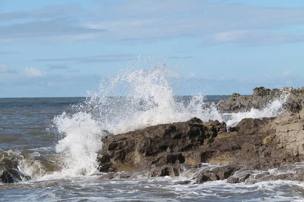 岩の多い海岸線一面海の波 — ストック写真