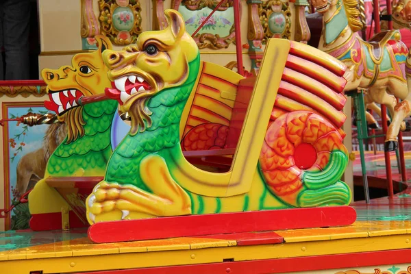 Sièges Dragon Bois Sur Une Fun Fair Amusement Ride — Photo