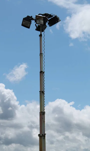 Een Aantal Krachtige Telescopische Mobiele Schijnwerpers — Stockfoto