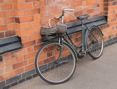 Eski ve paslı Vintage bayanlar Pedal Bisiklet.