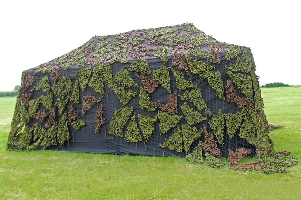 Una Grande Tenda Militare Con Una Copertura Rete Mimetica — Foto Stock