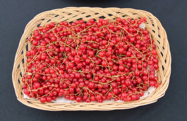 Wicker Basket Display Freshly Picked Red Berries — Stock Photo, Image