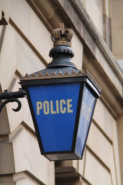 古典的な青いガラスと金属の警察の駅サイン — ストック写真