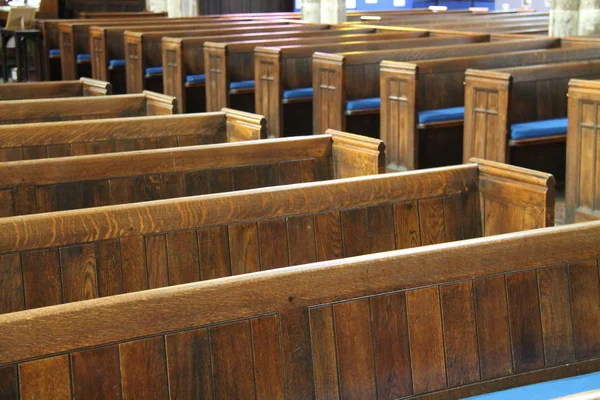 Fileiras Assentos Madeira Tradicionais Uma Igreja — Fotografia de Stock