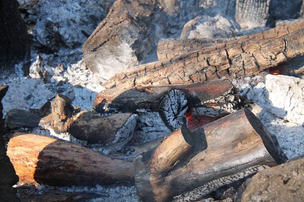 大きな屋外木材ログ火災の輝く残り — ストック写真