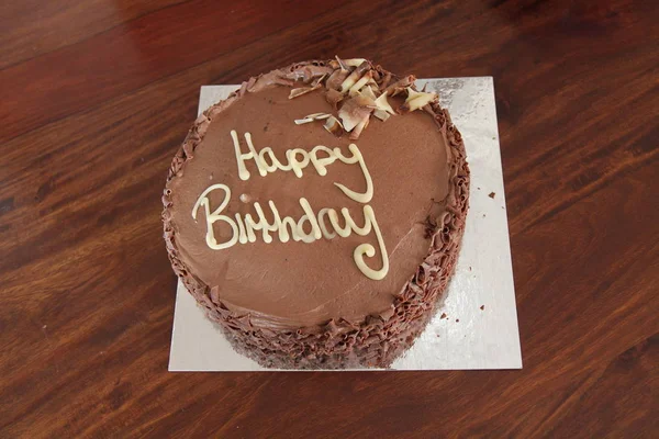 Una Torta Compleanno Decorata Con Cioccolato Grande Festa — Foto Stock