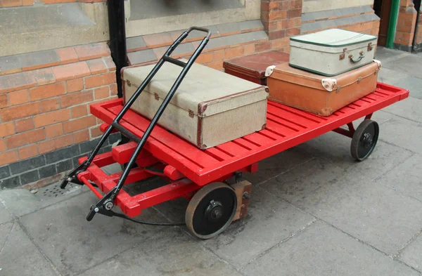 Chariot Bagages Vintage Sur Une Plate Forme Gare — Photo
