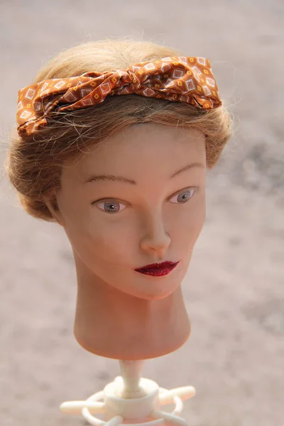 Une Coiffure Vintage Sur Mannequin Plastique Tête Féminine — Photo
