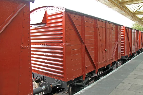 Ett Tåg Klassiska Godsvagnar Järnvägs Station — Stockfoto