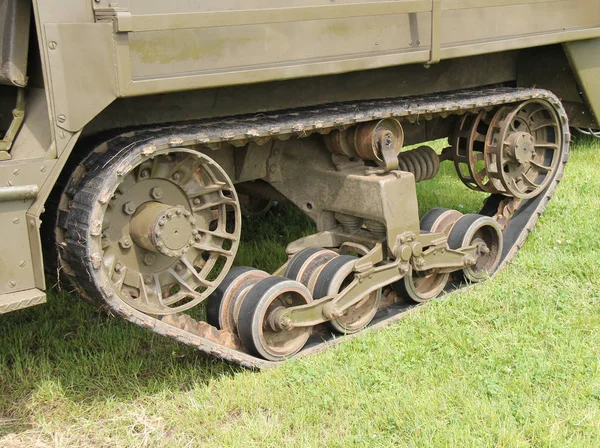 老式装甲车的车轮和轨迹 — 图库照片
