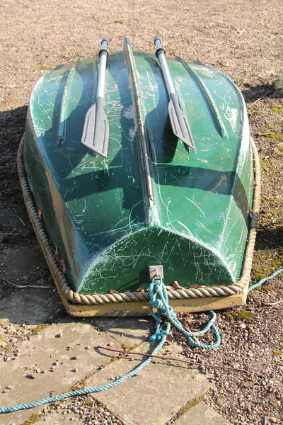 Ein Umgekipptes Kleines Ruderboot Mit Rudern — Stockfoto