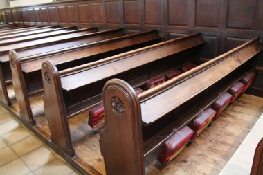 Diz Çökmüş Minderli Ahşap Kilise Pews Satırları.