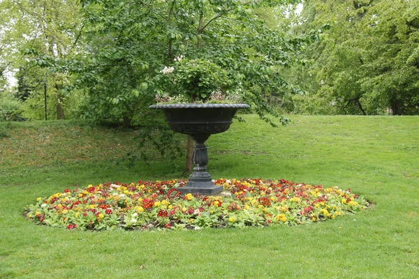 Una Gran Urna Jardín Con Una Cama Flores Colores — Foto de Stock