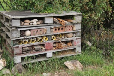 Küçük vahşi hayvanlar ve böcekler için bahçe sığınağı.