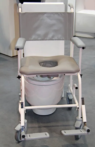 Modern Mobil Metal Çerçeveli Commode Tuvalet Koltuğu — Stok fotoğraf