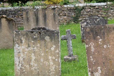 Bir Kilise Mezarlığı Mezarlığı'nda Antik Mezar Taşları.