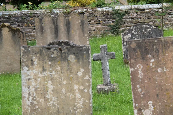 Древние Надгробия Церковном Кладбище — стоковое фото