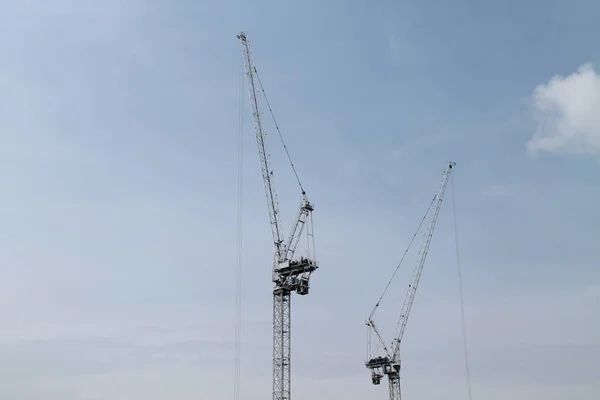 Dois Guindastes Torre Construção Edifício Vertical Alta — Fotografia de Stock