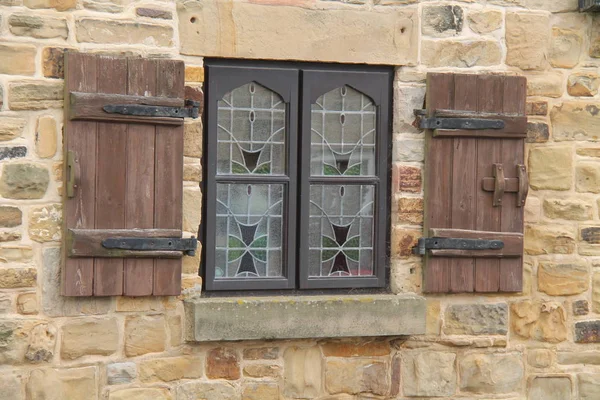 Alte Hölzerne Fensterläden Für Ein Bleifenster — Stockfoto