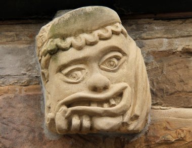 Bir Duvara Monte Edilmiş Antik Taş Yüz Gargoyle.