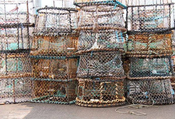 Μια Στοίβα Από Καρότσια Αλιείας Μια Αποβάθρα Λιμάνι — Φωτογραφία Αρχείου