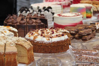 Taze Pişmiş Pastaların Çeşitliliğinin Bir Gösterimi.