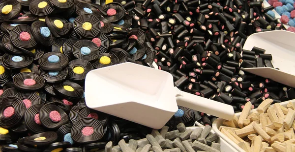 Een Weergave Van Zoetige Snoepjes Met Plastic Scoops — Stockfoto