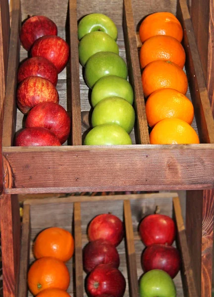 有苹果和橘子陈列的木箱 — 图库照片