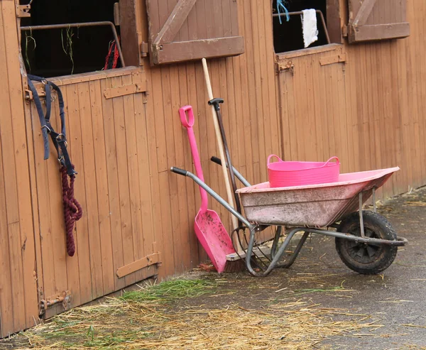 Werkzeug Und Schubkarre Zum Ausmisten Von Pferdeställen — Stockfoto