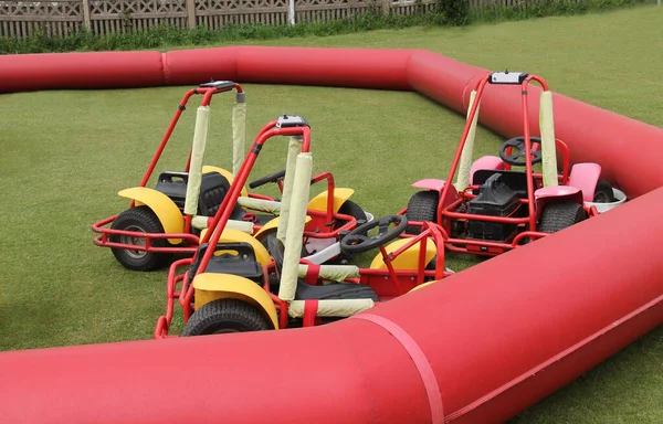 Jednotlivé Závodní Motokáry Trati Fun Fair Grass — Stock fotografie