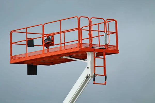 Une Grande Cage Sur Élévateur Hydraulique Cherry Picker — Photo