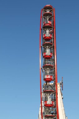 Yüksek Eğlenceli Dönme Dolaşım Aracının Sürüşü.