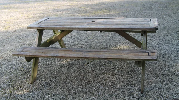 座席付きの両面木製ピクニックテーブル — ストック写真