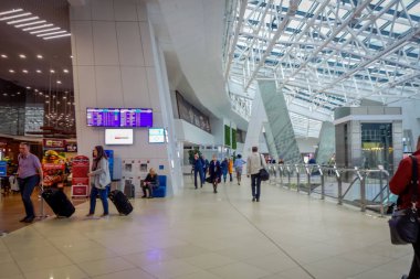 Minsk, Beyaz Rusya - 01 Mayıs 2018: onların Bagaj ile yürüyüş ve tarassut Minsk Havaalanı içinde bulunan bir kalkış perde tanımlanamayan turist