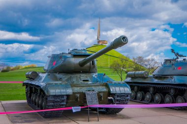 Minsk, Beyaz Rusya - 01 Mayıs 2018: Sovyet ağır tankı olduğunu-2 Büyük Vatanseverlik Savaşı, bir sergi Minsk'te bulunan zafer anıtı karmaşık höyüğün açık görünüm