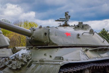 Minsk, Beyaz Rusya - 01 Mayıs 2018: büyük tank, askeri araç, tarihi kültürel karmaşık denilen Stalin hattı surlarının Batı sınırındaki Minsk'te Sovyetler Birliği bulunan