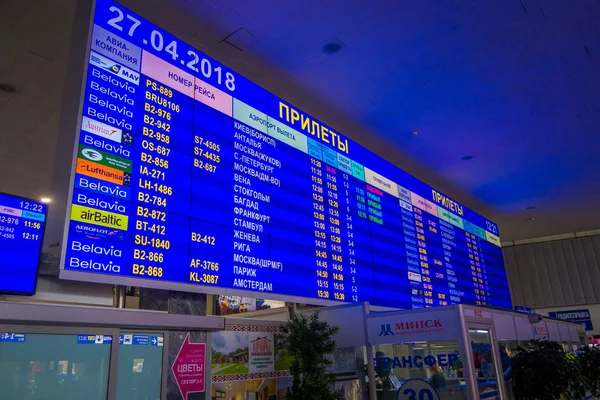 Minsk, Weißrussland - 01. Mai 2018: Innenansicht des riesigen Abflugfensters mit Ankünften und Flugplan im Innern des internationalen Minsker Flughafens von Minsk — Stockfoto