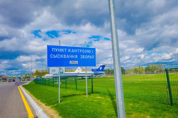MINSK, BELARUS - 01 DE MAYO DE 2018: Signo informativo cerca del museo al aire libre de la antigua aviación civil en el aeropuerto de Minsk, el Tupolev Tu-134 es un avión de tres motores construido en la Unión Soviética —  Fotos de Stock