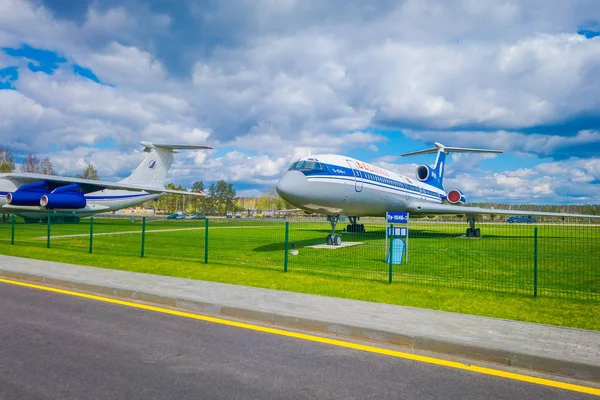 MINSK, BELARUS - 01 DE MAYO DE 2018: Museo al aire libre de la antigua aviación civil en la entrada del aeropuerto de Minsk. El Tupolev Tu-134 es un avión de tres motores construido en la Unión Soviética. —  Fotos de Stock