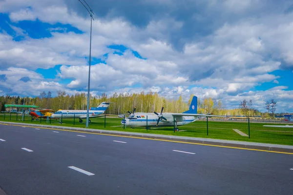 Беларусь - 01 мая 2018 года: Музей старой гражданской авиации под открытым небом при входе в аэропорт Минск. Ту-134 - трехмоторный авиалайнер, построенный в СССР — стоковое фото