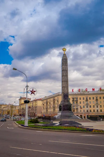Minsk, Weißrussland - 01. Mai 2018: Siegesplatz - der Platz im Zentrum der Stadt, ein denkwürdiger Ort zu Ehren der Heldentat des Volkes während des großen patriotischen Krieges — Stockfoto