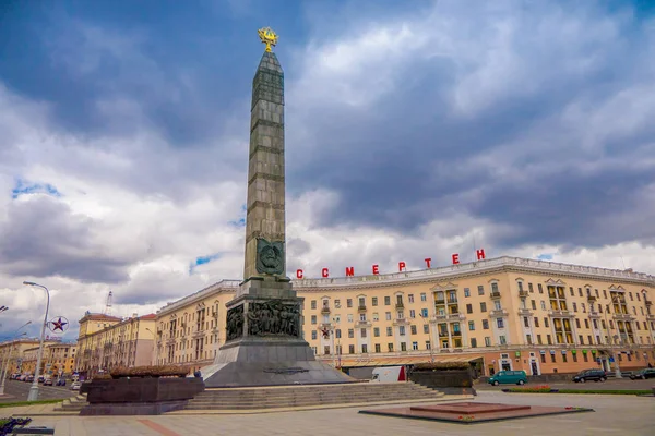 MINSK, BELARUS - 01 DE MAYO DE 2018: Monumento con llama eterna en honor a la victoria de los soldados del ejército soviético en la gran guerra patriótica. Plaza de la Victoria - Símbolo capital bielorrusa —  Fotos de Stock