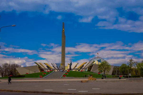 MINSK, BÉLARO - 01 DE MAYO DE 2018: Vista al aire libre de la Stela, ciudad héroe de Minsk Obelisco, monumento en el parque de la Victoria símbolo de la victoria y la libertad —  Fotos de Stock
