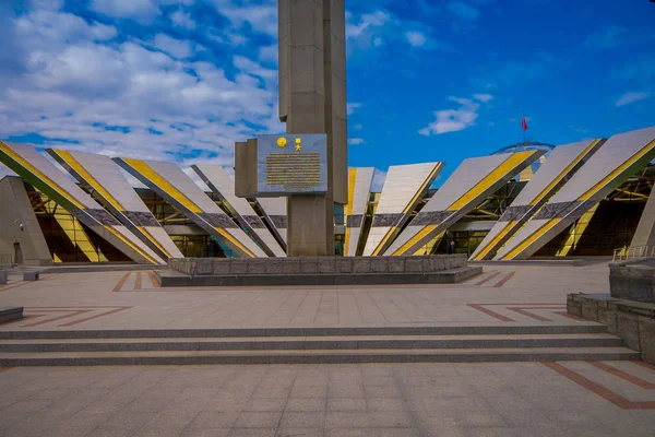 Mińsk, Białoruś - 01 maja 2018: Widok zewnątrz Stela, miasto Mińsk bohater Obelisk, pomnik w parku zwycięstwa symbolem zwycięstwa i wolności — Zdjęcie stockowe