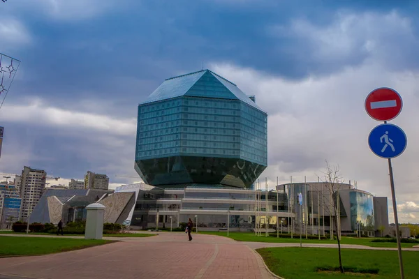 Minsk, Beyaz Rusya - 01 Mayıs 2018: National Library Minsk'te Beyaz Rusya Telif hakkı bir kütüphanedir. O şimdi bir yeni 72 metre uzunluğunda yüksek Minsk'te binada yer almaktadır — Stok fotoğraf