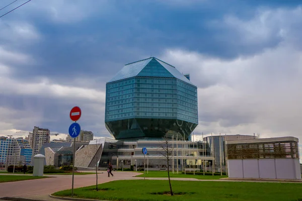 Minsk, Beyaz Rusya - 01 Mayıs 2018: National Library Minsk'te Beyaz Rusya Telif hakkı bir kütüphanedir. O şimdi bir yeni 72 metre uzunluğunda yüksek Minsk'te binada yer almaktadır — Stok fotoğraf