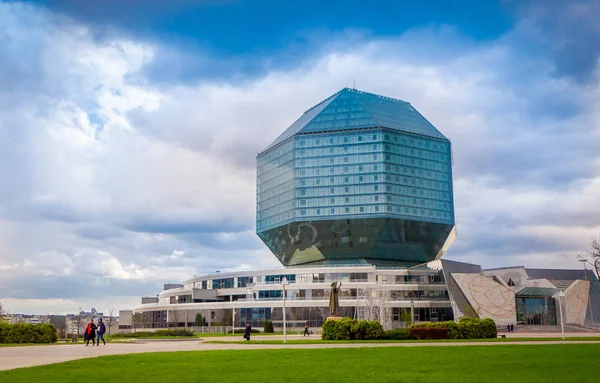MINSK, BELARUS - 01 DE MAYO DE 2018: La Biblioteca Nacional de Bielorrusia el nombre completo es la Institución Estatal Biblioteca Nacional de Bielorrusia es la principal biblioteca científica universal de Minsk —  Fotos de Stock
